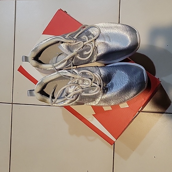 Nike Roshe One silver sneakers - Picture 2 of 4